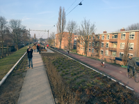 831442 Gezicht op het fiets- en wandelpad in het Park Oosterspoorbaan te Utrecht, tijdens het openingsweekend; rechts ...